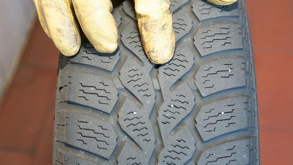 Abgenutzt: Zwischen Profil und Verschleißmarker ist wenig Platz.