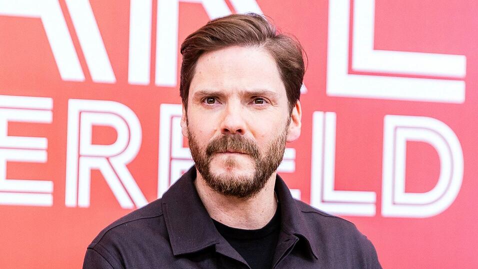 Daniel Brühl gehört zu den zahlreichen Prominenten, die einen offenen Brief an CDU-Chef Friedrich Merz, die Abgeordneten von Union, FDP und BSW verfasst haben. (Archivbild) Daniel Brühl gehört zu den zahlreichen Prominenten, die einen offenen Brief an CDU-Chef Friedrich Merz, die Abgeordneten von Union, FDP und BSW verfasst haben. (Archivbild)