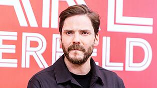 Daniel Brühl gehört zu den zahlreichen Prominenten, die einen offenen Brief an CDU-Chef Friedrich Merz, die Abgeordneten von Union, FDP und BSW verfasst haben. (Archivbild)