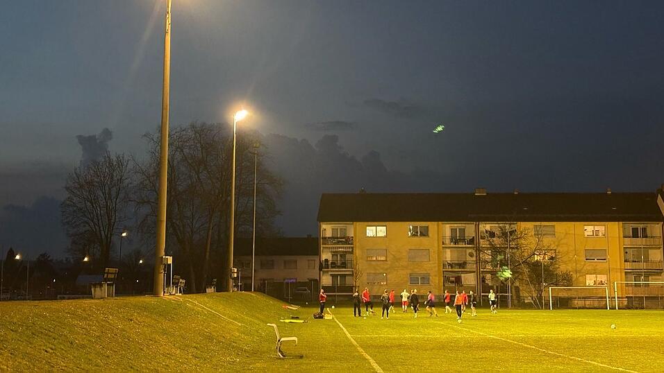 In den Herbst- und Wintermonaten oft schon ab 17 Uhr notwendig: Training unter Flutlicht. Im Dunkeln kann schließlich nicht gespielt werden. Die Fußballsaison im Herren- und Jugendbereich läuft aber oft bis tief in den November – und die Wintervorbereitung startet spätestens Anfang Februar.