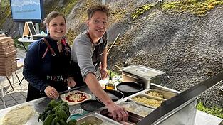 Frisch und regional sollen die Zutaten sein: Sabrina und Matthias Fuchs beim Belegen einer Pizza.