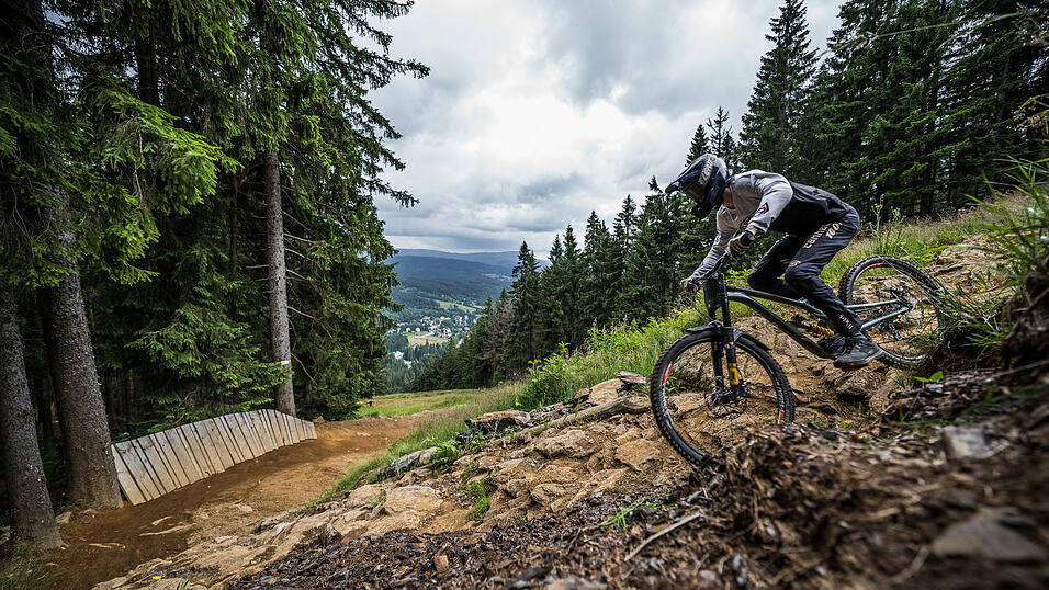 Der Einstieg ins Downhill-Mountainbiken kann für Anfänger schwer sein. Doch mit genügend Mut, Übung und Vorsicht kann jeder Trails abfahren. Der Einstieg ins Downhill-Mountainbiken kann für Anfänger schwer sein. Doch mit genügend Mut, Übung und Vorsicht kann jeder Trails abfahren.