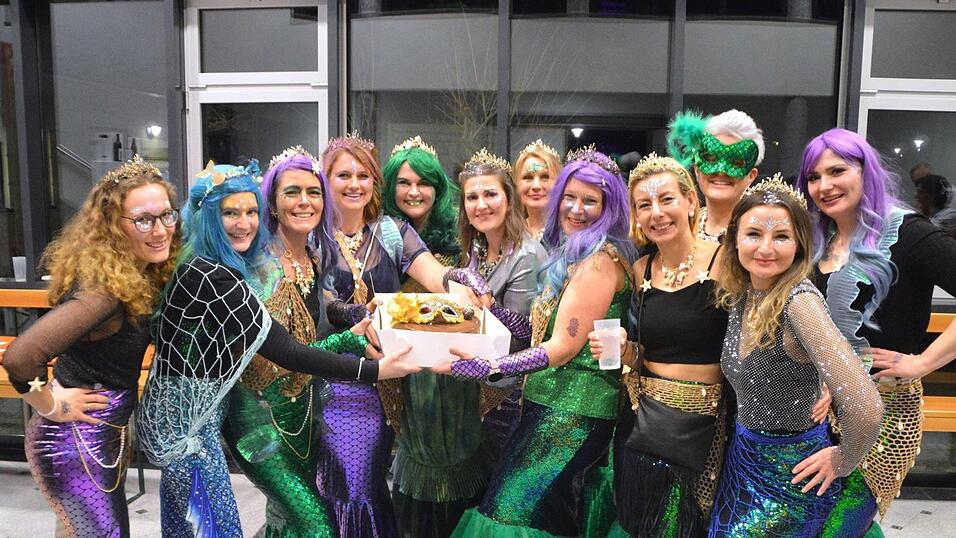 Die Siegerinnen der Maskenprämierung freuten sich auch über die gewonnene Torte Die Siegerinnen der Maskenprämierung freuten sich auch über die gewonnene Torte