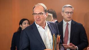 Bundesinnenminister Dobrindt will die Grenzkontrollen verlängern.