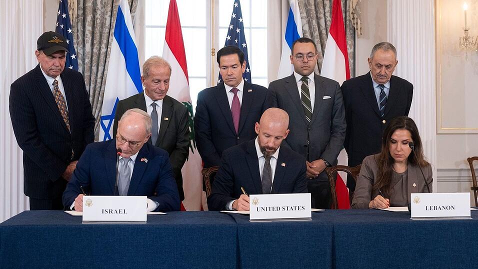 Vertreter des Libanons und Israels unterzeichnen ein Rahmenabkommen in Washington.