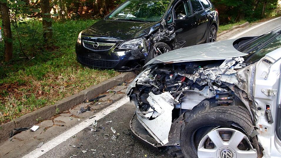 Eine ausgefahrene Stütze eines Kranwagens hat am Dienstagnachmittag in Grattersdorf einen schweren Unfall ausgelöst. Dabei wurden drei Menschen verletzt. Eine ausgefahrene Stütze eines Kranwagens hat am Dienstagnachmittag in Grattersdorf einen schweren Unfall ausgelöst. Dabei wurden drei Menschen verletzt.
