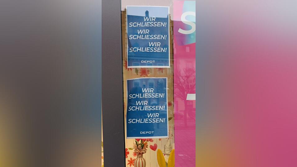 Jetzt doch: 'Wir schlie&szlig;en' steht an den Fenstern von 'Depot'.