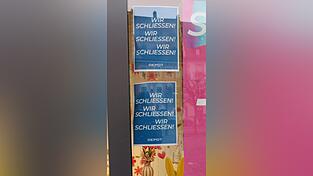 Jetzt doch: 'Wir schlie&szlig;en' steht an den Fenstern von 'Depot'.