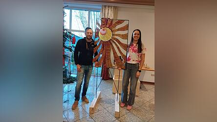 Martin Kloos und Eva-Maria M&uuml;hlbauer leiteten erstmals die Versteigerung - sie zeigten das versteigerte Unikat von Josef Lewicky.