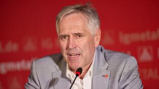Horst Ott, der Landesvorsitzende der IG Metall Bayern, ist über den Trend zur Verlagerung ins Ausland besorgt. (Archivbild) Horst Ott, der Landesvorsitzende der IG Metall Bayern, ist über den Trend zur Verlagerung ins Ausland besorgt. (Archivbild)