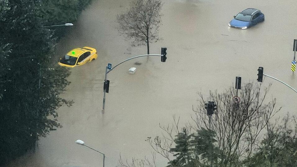 Viele Autos blieben auf überschwemmten Straßen liegen. Viele Autos blieben auf überschwemmten Straßen liegen.