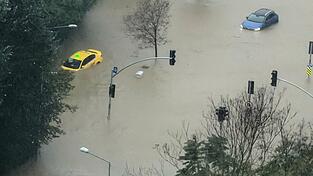 Viele Autos blieben auf überschwemmten Straßen liegen. Viele Autos blieben auf überschwemmten Straßen liegen.
