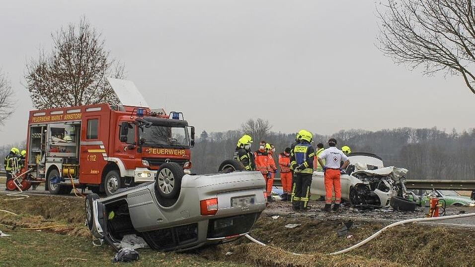 Tödlicher Unfall am Donnerstagmorgen bei Arnstorf im Landkreis Rottal-Inn. Dabei kam eine 53-jährige Frau ums Leben. Tödlicher Unfall am Donnerstagmorgen bei Arnstorf im Landkreis Rottal-Inn. Dabei kam eine 53-jährige Frau ums Leben.