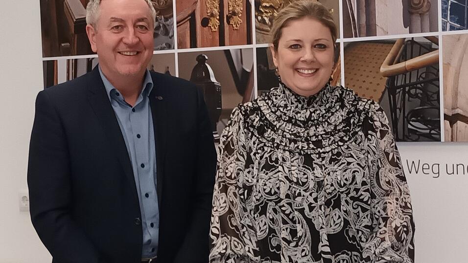 Manuela Mayer, die Leiterin der Fachakademie für Sozialpädagogik, mit Wolfgang Ernst, dem Geschäftsführer der Ursulinen-Schulstiftung. Manuela Mayer, die Leiterin der Fachakademie für Sozialpädagogik, mit Wolfgang Ernst, dem Geschäftsführer der Ursulinen-Schulstiftung.