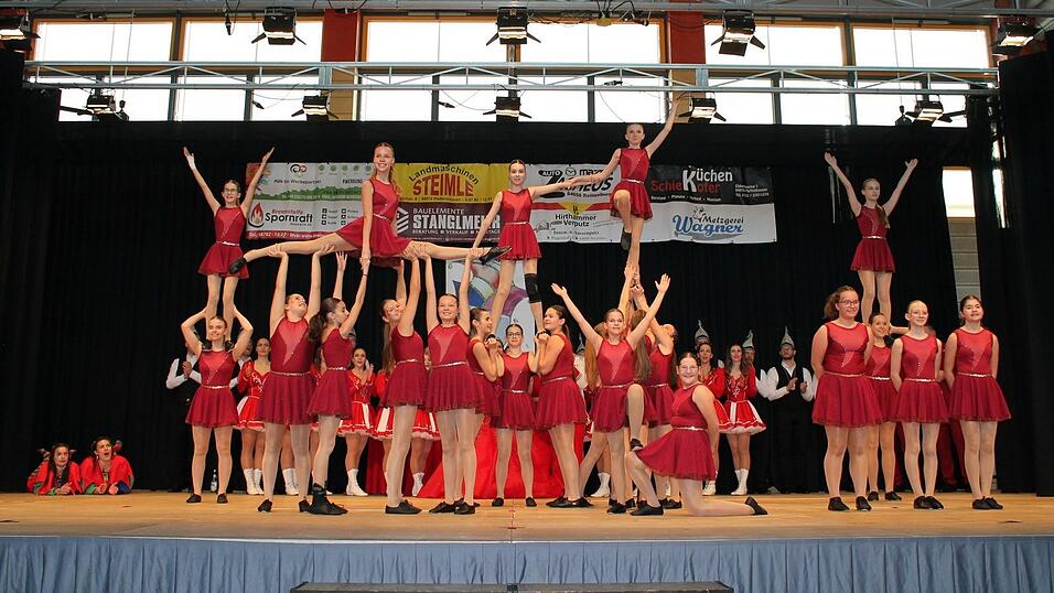 Mit dabei war auch der Nachwuchs der Narrhalla Pfeffenhausen, hier die Showteens II.