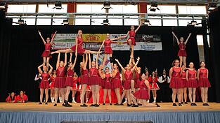 Mit dabei war auch der Nachwuchs der Narrhalla Pfeffenhausen, hier die Showteens II. Mit dabei war auch der Nachwuchs der Narrhalla Pfeffenhausen, hier die Showteens II.