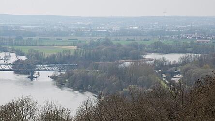 Das Staatliche Bauamt fand am Donauradweg eine heruntergefallene und gebrochene Gewindestange, die zur Donaubrücke gehört. Der Radweg und die Staatsstraße sind bis auf Weiteres gesperrt. (Archivfoto) Das Staatliche Bauamt fand am Donauradweg eine heruntergefallene und gebrochene Gewindestange, die zur Donaubrücke gehört. Der Radweg und die Staatsstraße sind bis auf Weiteres gesperrt. (Archivfoto)