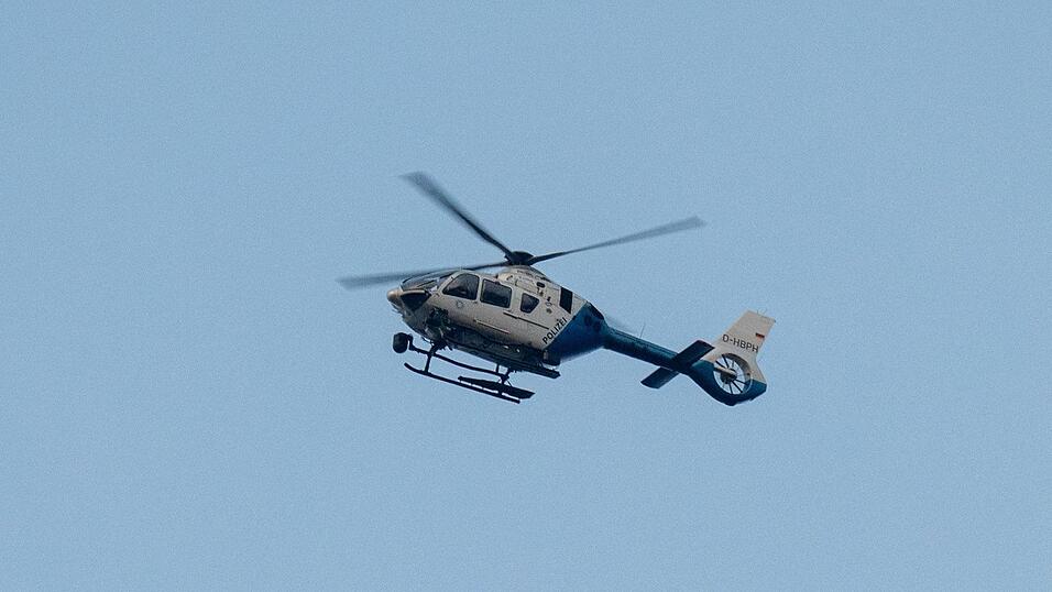 Ein Hubschrauber und etliche Streifen der Polizei suchten nach dem geflüchteten Häftling. (Symbolbild) Ein Hubschrauber und etliche Streifen der Polizei suchten nach dem geflüchteten Häftling. (Symbolbild)