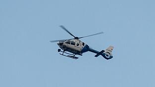 Ein Hubschrauber und etliche Streifen der Polizei suchten nach dem geflüchteten Häftling. (Symbolbild) Ein Hubschrauber und etliche Streifen der Polizei suchten nach dem geflüchteten Häftling. (Symbolbild)