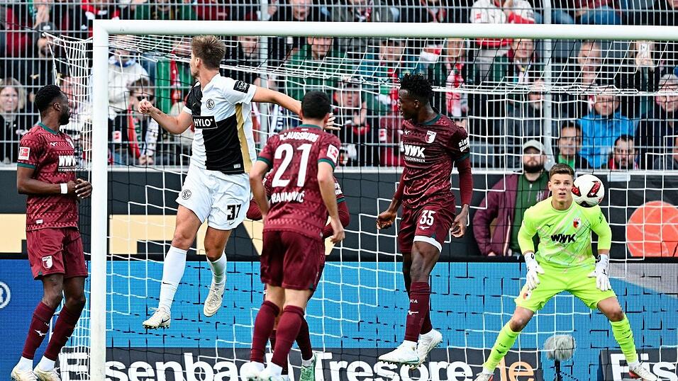 Maximilian Rohr (Nr. 31) köpft zum 3:0 gegen Augsburg ein. Maximilian Rohr (Nr. 31) köpft zum 3:0 gegen Augsburg ein.