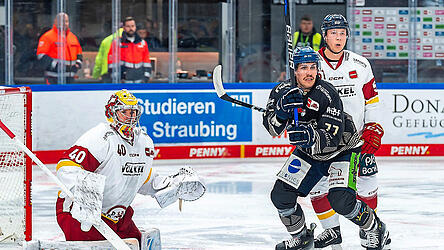 DEG-Goalie Henrik Haukeland war für Matthew Bradley (Mitte) und die Tigers am Freitag ein 'dickes Brett'. Düsseldorfs Nicolas Geitner unterstützte seinen Torwart nach Kräften.