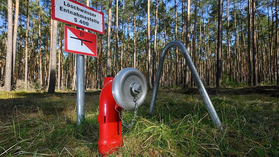 In manchen Wäldern gibt es direkt vor Ort Löschwasser-Entnahmestellen.