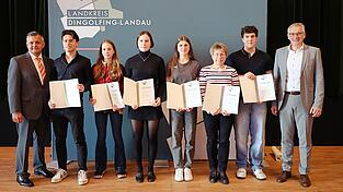 Die f&uuml;r Weltmeistertitel geehrten Sportler mit Landrat Werner Bumeder (r.) und BLSV-Vertreter Maximilian Sachsenhauser (l.).