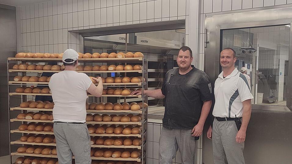 Johannes Laumer und Robert Wieczorek (von rechts) sind die Chefs von Christoph und seinen zehn Kollegen, die in der JVA-Bäckerei arbeiten. Christoph lernt das Bäckerhandwerk hinter Gittern. Andere sind Hilfsarbeiter - oder bereits ausgelernt. Johannes Laumer und Robert Wieczorek (von rechts) sind die Chefs von Christoph und seinen zehn Kollegen, die in der JVA-Bäckerei arbeiten. Christoph lernt das Bäckerhandwerk hinter Gittern. Andere sind Hilfsarbeiter - oder bereits ausgelernt.