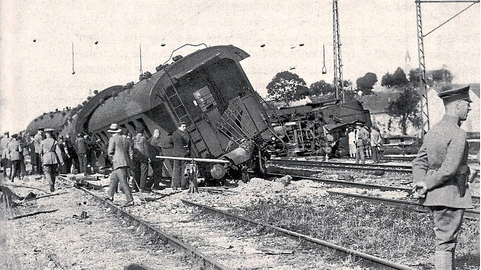 Der Unglücksort war eine Weiche, wo Gleisbauarbeiten stattgefunden hatten. Acht Waggons des Zuges entgleisten dort. Der Unglücksort war eine Weiche, wo Gleisbauarbeiten stattgefunden hatten. Acht Waggons des Zuges entgleisten dort.