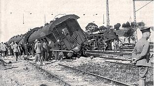 Der Ungl&uuml;cksort war eine Weiche, wo Gleisbauarbeiten stattgefunden hatten. Acht Waggons des Zuges entgleisten dort.