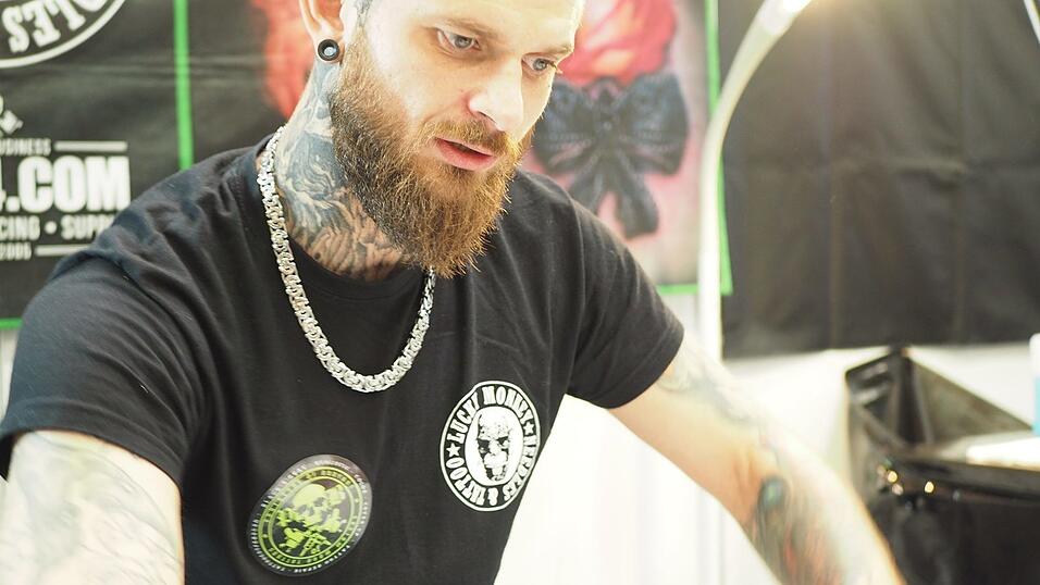 Rund 40 Aussteller und etwa 90 Tattoo-Künstler sind auf der Tattoo Convention in Straubing vertreten. Rund 40 Aussteller und etwa 90 Tattoo-Künstler sind auf der Tattoo Convention in Straubing vertreten.