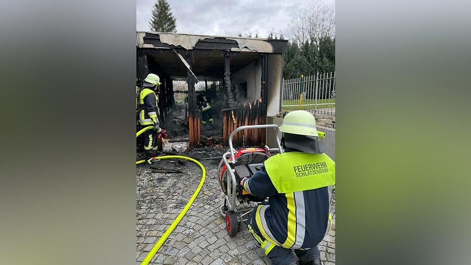 Die Feuerwehr bei der Entlüftung des Anbaus. Die Feuerwehr bei der Entlüftung des Anbaus.