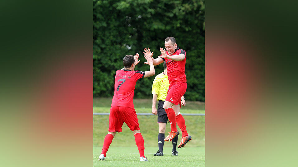 Der TSV Bogen versetzte dem Favoriten aus Affing in der Nachspielzeit den Lucky Punch und siegte mit 2:1 (Foto: Schindler). Der TSV Bogen versetzte dem Favoriten aus Affing in der Nachspielzeit den Lucky Punch und siegte mit 2:1 (Foto: Schindler).