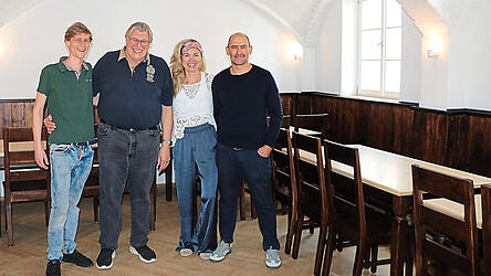 Claudia Hahn und Hausherr Markus Stenger (rechts) freuen sich, dass mit Martin Holzmann junior (links) und Martin Holzmann senior als Wirtsleute in der Gaststube der Jägerwirt jetzt komplett ist.