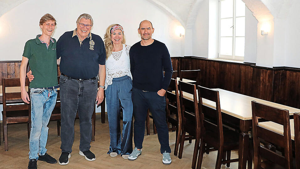 Claudia Hahn und Hausherr Markus Stenger (rechts) freuen sich, dass mit Martin Holzmann junior (links) und Martin Holzmann senior als Wirtsleute in der Gaststube der Jägerwirt jetzt komplett ist. Claudia Hahn und Hausherr Markus Stenger (rechts) freuen sich, dass mit Martin Holzmann junior (links) und Martin Holzmann senior als Wirtsleute in der Gaststube der Jägerwirt jetzt komplett ist.