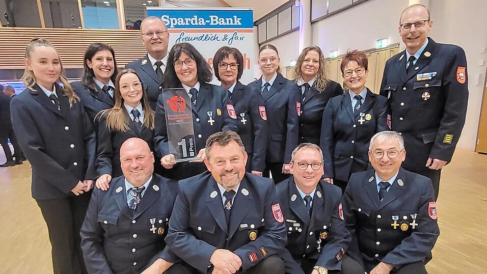 Die Feuerwehr Demling holte sich den ersten Platz beim Ostbayerischen Feuerwehrpreis. Lisa Henseleit (Dritte von links) stellte dafür eine 25-seitige Bewerbung zusammen.