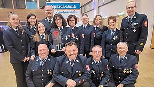 Die Feuerwehr Demling holte sich den ersten Platz beim Ostbayerischen Feuerwehrpreis. Lisa Henseleit (Dritte von links) stellte dafür eine 25-seitige Bewerbung zusammen.