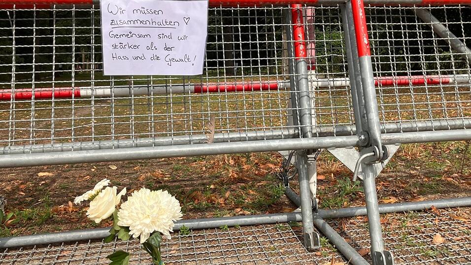 Menschen drücken ihre Gefühle auf Zetteln und mit Blumen nach dem Anschlag auf den Berliner CSD aus. Menschen drücken ihre Gefühle auf Zetteln und mit Blumen nach dem Anschlag auf den Berliner CSD aus.