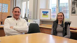 'Wir analysieren und debattieren die Situation, aber die Gründe sind vielschichtig.': Schulleiter Uwe Mißlinger und Maria Senbert, Leiterin der Fachschaft katholische Religionslehre. 'Wir analysieren und debattieren die Situation, aber die Gründe sind vielschichtig.': Schulleiter Uwe Mißlinger und Maria Senbert, Leiterin der Fachschaft katholische Religionslehre.