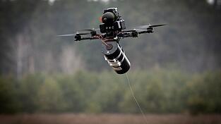 Im Ukraine-Krieg beobachten kleine Drohnen st&auml;ndig das gesamte Gefechtsfeld. (Archivbild)