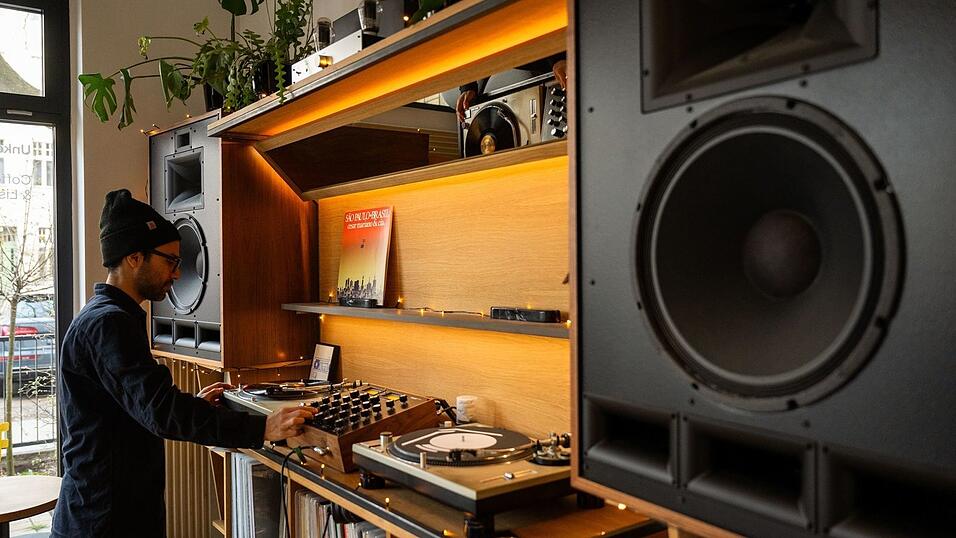 In der Bar Unkompress werden ausschlie&szlig;lich Schallplatten gespielt.