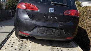 So fährt das alte Auto endlich vom Hof...