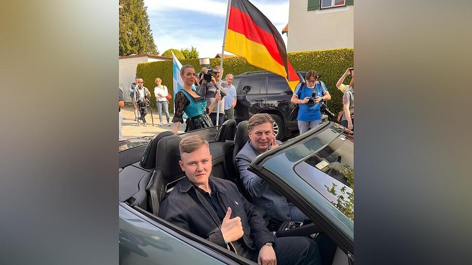 Tim Schulz (l.) mit Maximilian Krah in Holzkirchen.