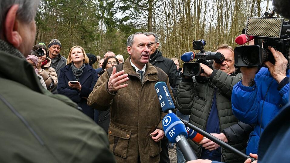 Hubert Aiwanger spricht mit Journalisten und B&uuml;rgern im Alt&ouml;ttinger Forst &uuml;ber die Windparkpl&auml;ne. (Archivbild)