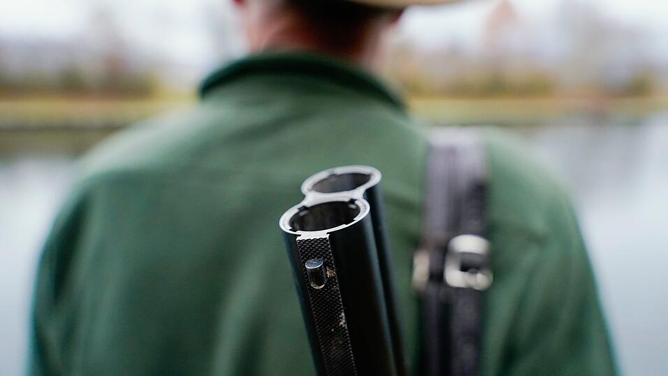Bei einem 68-jährigen Jäger löste sich ein Schuss aus seiner Waffe und verletzte ihn schwer an der Hand. (Symbolbild) Bei einem 68-jährigen Jäger löste sich ein Schuss aus seiner Waffe und verletzte ihn schwer an der Hand. (Symbolbild)
