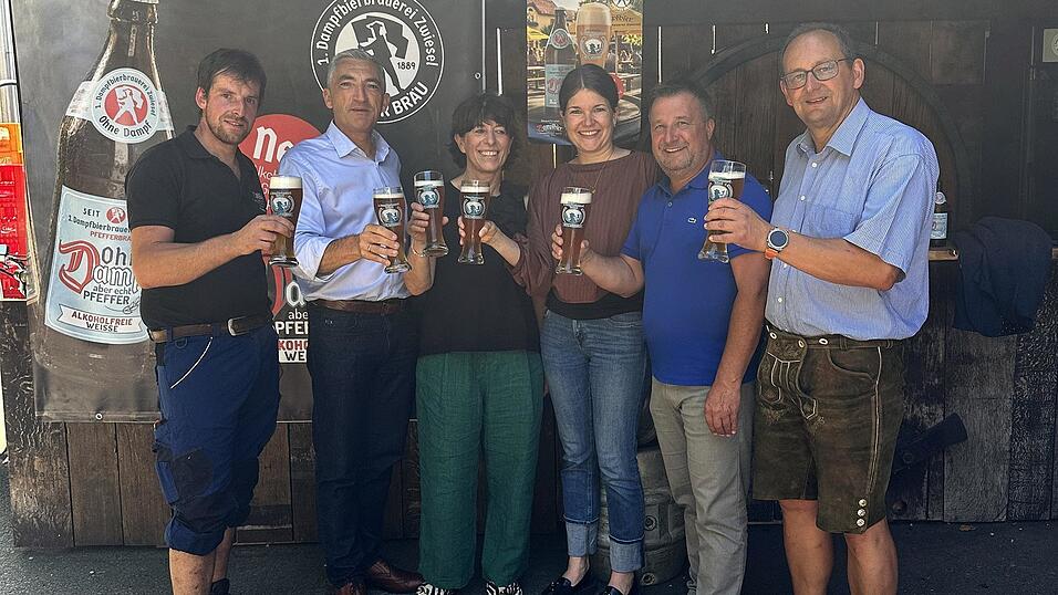 Probiert wurde &bdquo;das Bier ohne Dampf, aber echt Pfeffer&ldquo;, das erste alkoholfreie Wei&szlig;bier aus Zwiesel. Braumeister Andreas Keller (v. l.), Landrat Ronny Raith, Elisabeth Pfeffer, Wirtschaftsf&ouml;rderin Teresa Sitzberger, B&uuml;rgermeister Karl-Heinz Eppinger und Mark Pfeffer sto&szlig;en an.