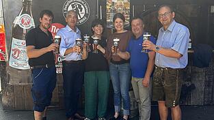 Probiert wurde „das Bier ohne Dampf, aber echt Pfeffer“, das erste alkoholfreie Weißbier aus Zwiesel. Braumeister Andreas Keller (v. l.), Landrat Ronny Raith, Elisabeth Pfeffer, Wirtschaftsförderin Teresa Sitzberger, Bürgermeister Karl-Heinz Eppinger und Mark Pfeffer stoßen an. Probiert wurde „das Bier ohne Dampf, aber echt Pfeffer“, das erste alkoholfreie Weißbier aus Zwiesel. Braumeister Andreas Keller (v. l.), Landrat Ronny Raith, Elisabeth Pfeffer, Wirtschaftsförderin Teresa Sitzberger, Bürgermeister Karl-Heinz Eppinger und Mark Pfeffer stoßen an.