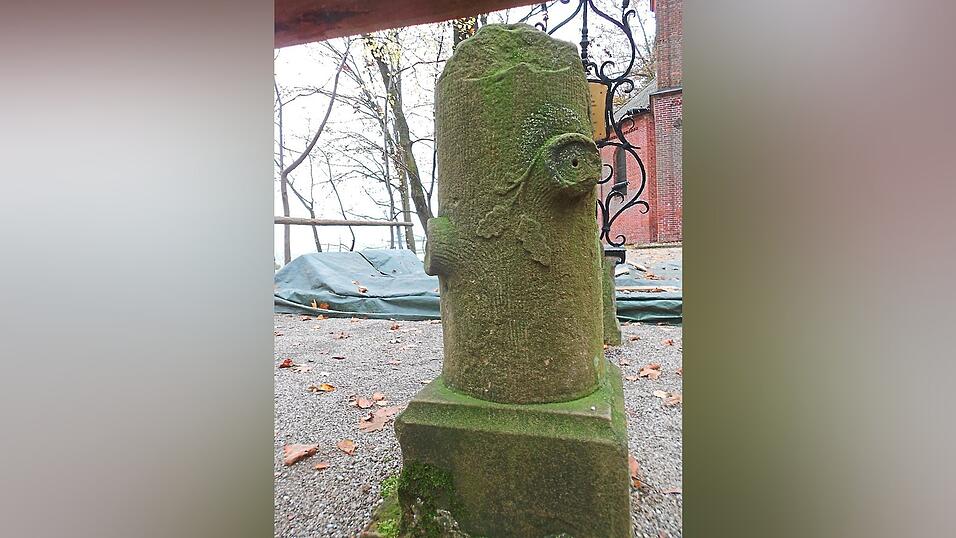 Die Sandsteins&auml;ule am Kapellenberg sieht wie eine gebrochene Eiche mit vier &Auml;sten und Eichenbl&auml;ttern aus. Doch wann wurde sie aufgestellt?