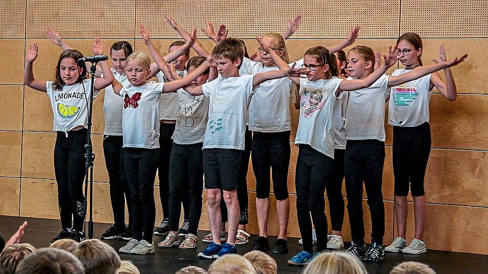 Nicole Wittmann von den Rock'n'Rollern des SV Obertrübenbach hat zum Lied 'Jail House Rock' mit einer Gruppe der 3. und 4. Klasse einen flotten Tanz eingeübt. Nicole Wittmann von den Rock'n'Rollern des SV Obertrübenbach hat zum Lied 'Jail House Rock' mit einer Gruppe der 3. und 4. Klasse einen flotten Tanz eingeübt.