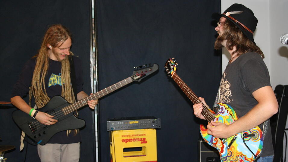 Spider Monkey (l.) und Rick Phillips (r.) von Simeon Soul Charger lieferten sich ein Gitarren-Bass-Battle.